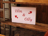 a sign that says elin and olly
